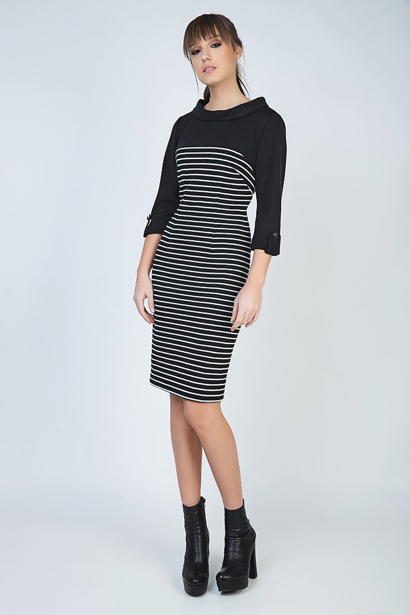 Tailliertes Winterkleid aus gestreiftem Rippenstrick