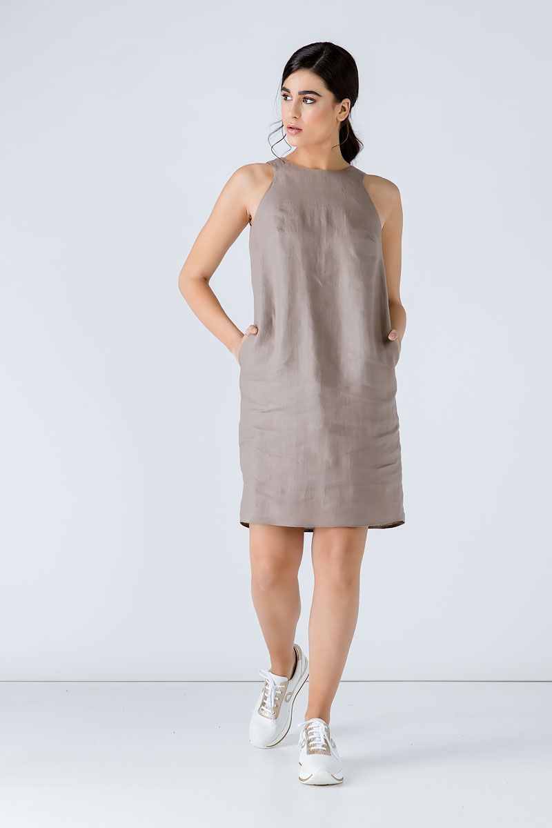 Ärmelloses sackartiges Kleid in Taupe