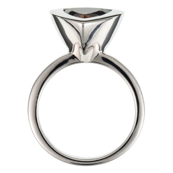 Moderner Ring mit Trillionschliff-Edelstein