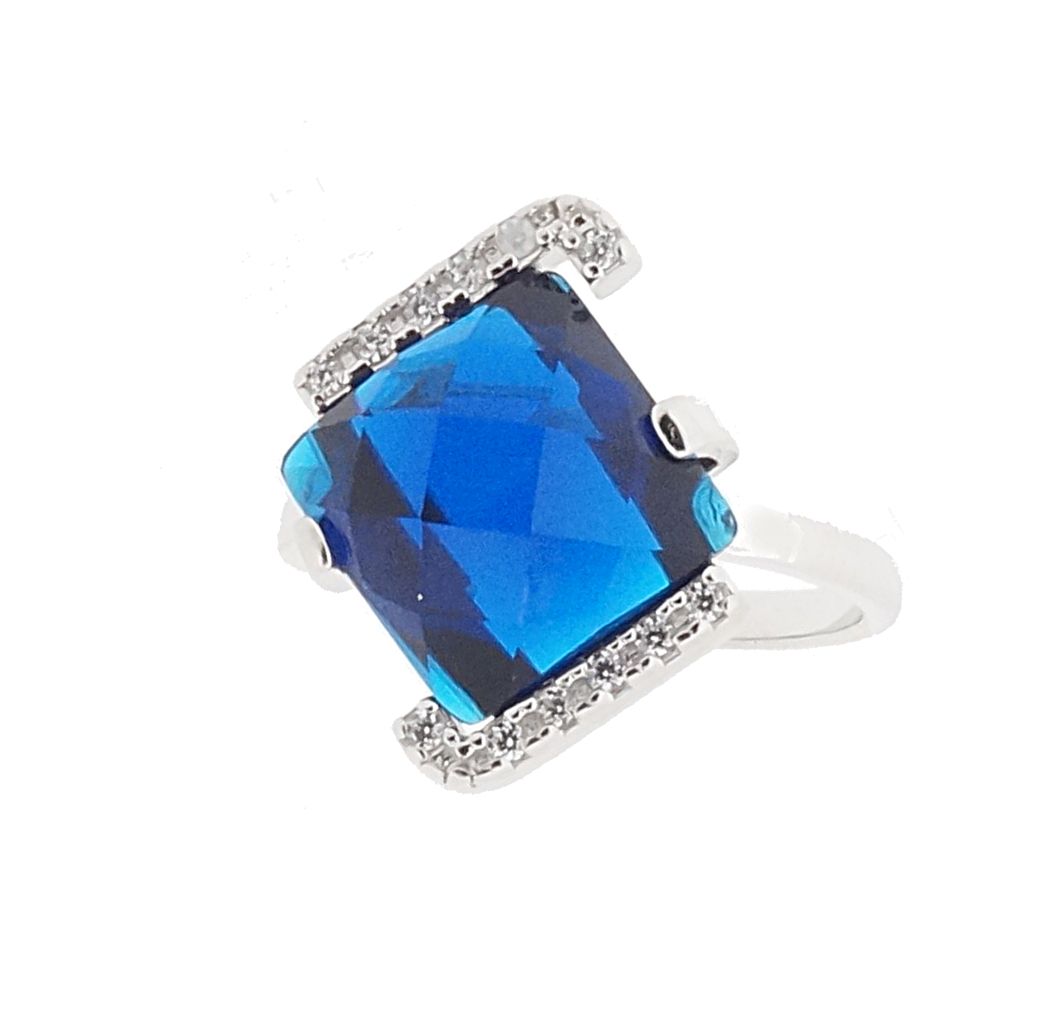 Auffälliger Statement-Ring mit blauem Edelstein
