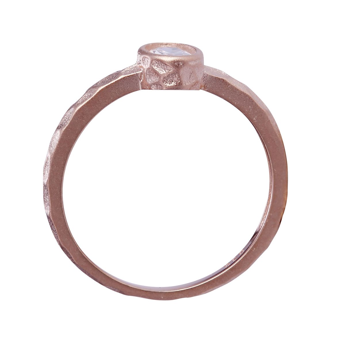 Funkelnder Hammerschlag-Ring mit Zargenfassung