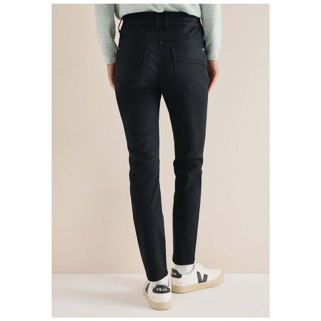 Beschichtete Hose in Slim Fit