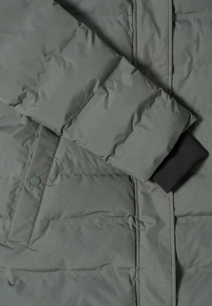 Langer Steppmantel mit Kapuze