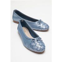 Lederballerinas mit geflochtener Kappe