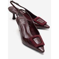 Slingback-Pumps mit großer Schnalle