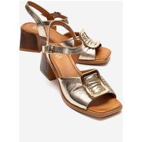 Blockabsatz-Sandalen mit Statement-Schnalle