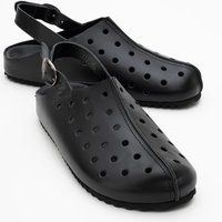Minimalistische Lederclogs mit Lochmuster