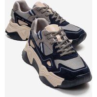 Dynamischer Chunky Sneaker im Materialmix