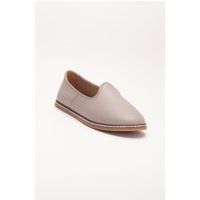 Minimalistische Leder-Slip-Ons mit spitzer Kappe
