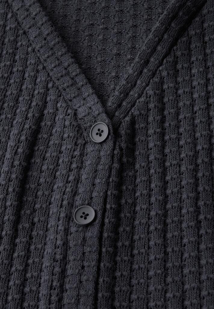 Strukturierte Strickweste mit Knopfleiste