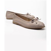 Klassische Lederballerinas mit Kappen-Design