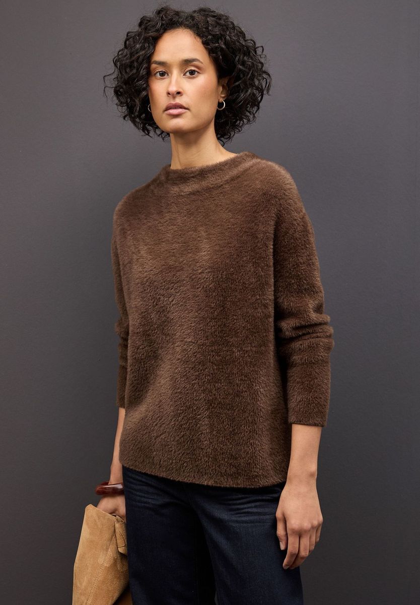 Kuscheliger Pullover aus Federgarn mit Stehkragen