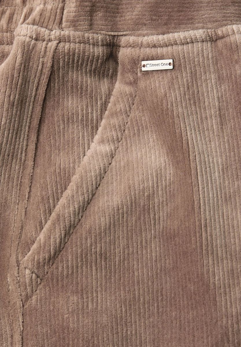 Lässige Cordhose mit hohem Bund