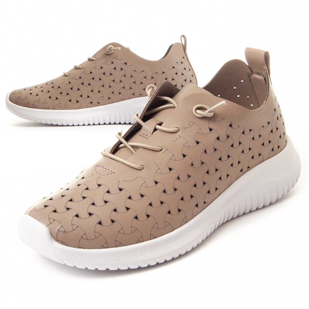 Bequeme Slipper mit Lasercut-Muster