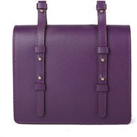 Strukturierte Überschlagtasche mit verzierten Riemen