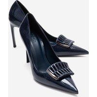 Spitze Stilettos mit skulpturaler Hardware
