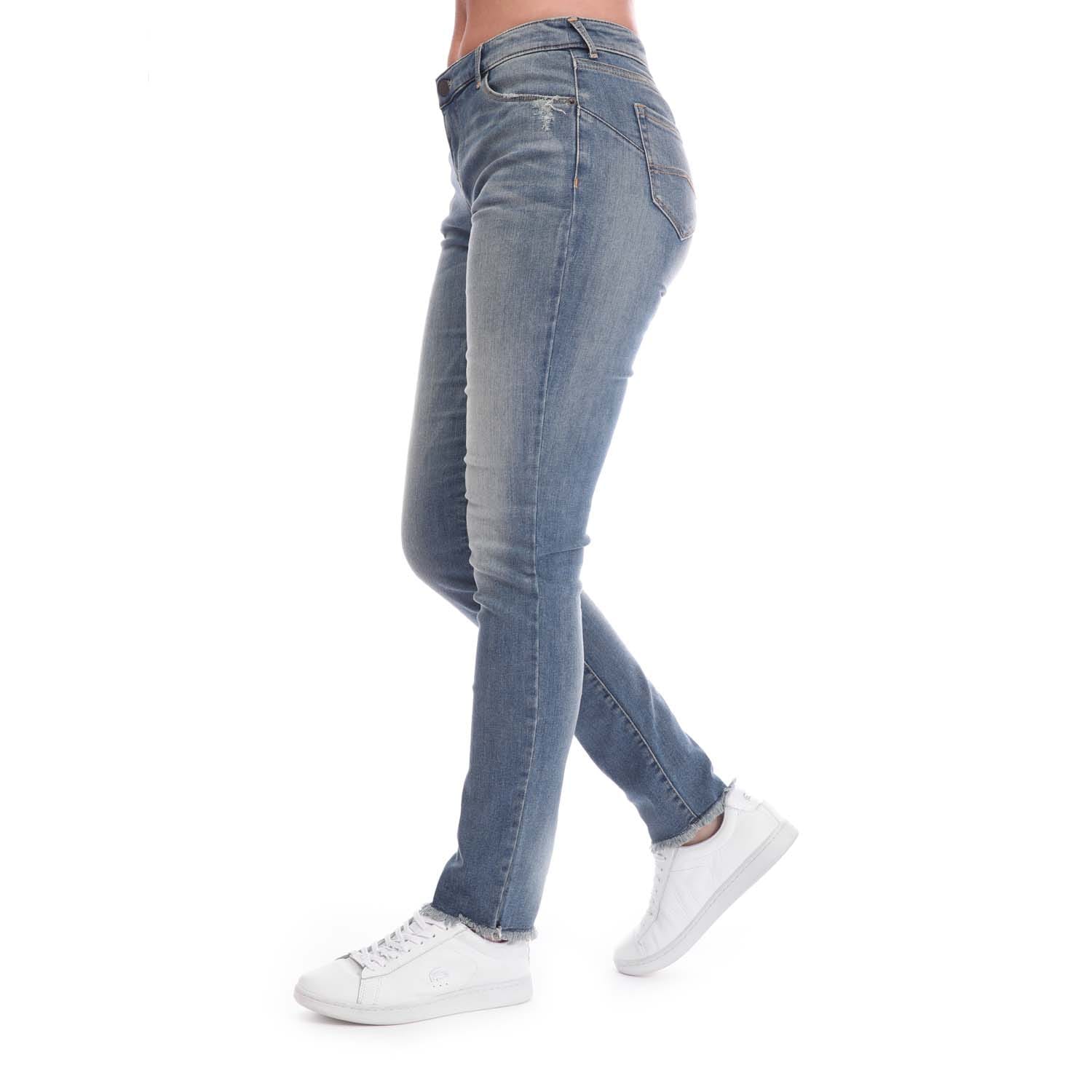 Slim-Fit Denim mit offenem Saum