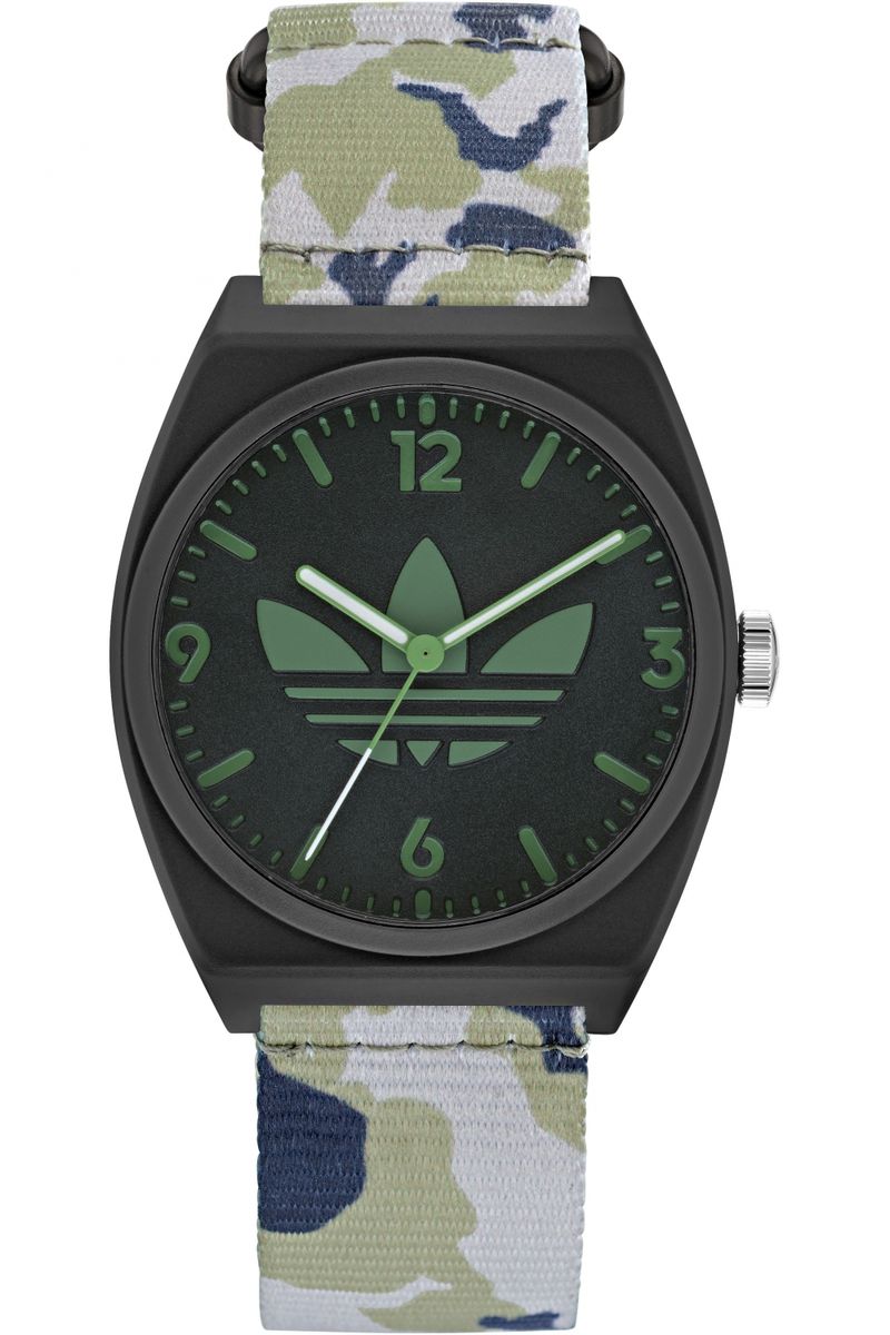 Analoge Armbanduhr mit Camouflage-Armband
