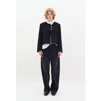 Feminine Cropped-Jacke mit Kontrastknöpfen