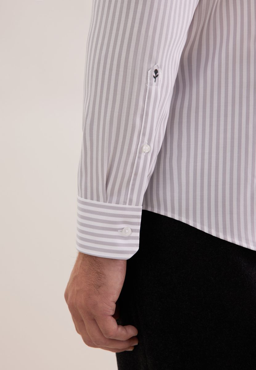 Gestreiftes Business-Hemd im Shaped-Fit