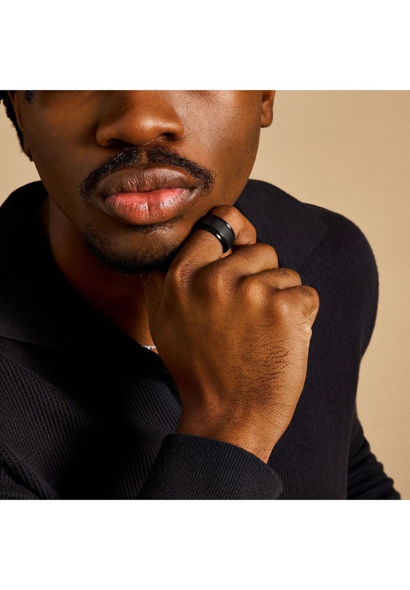 Moderner Ring mit gerändelter, schwarzer Textur