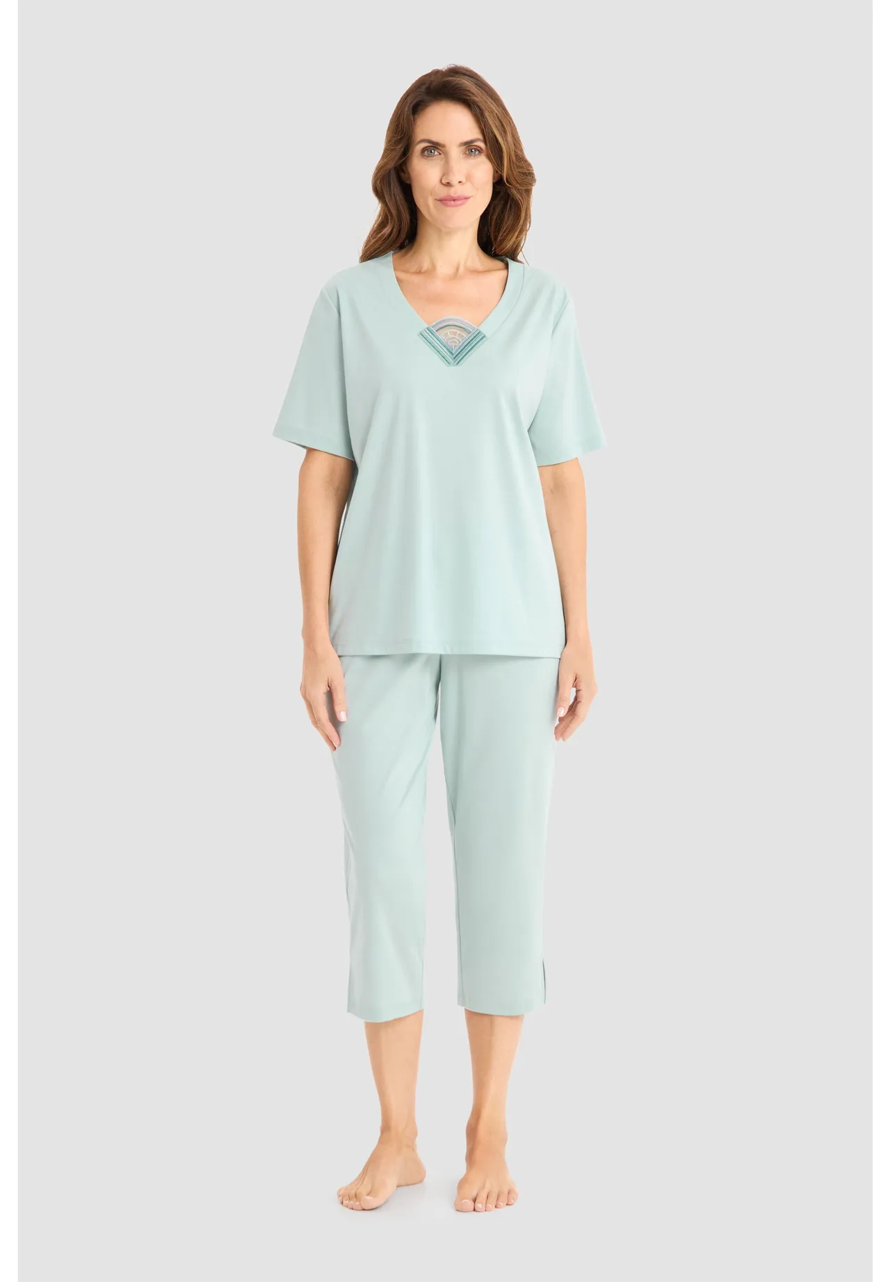 Capri-Pyjama mit besticktem V-Ausschnitt