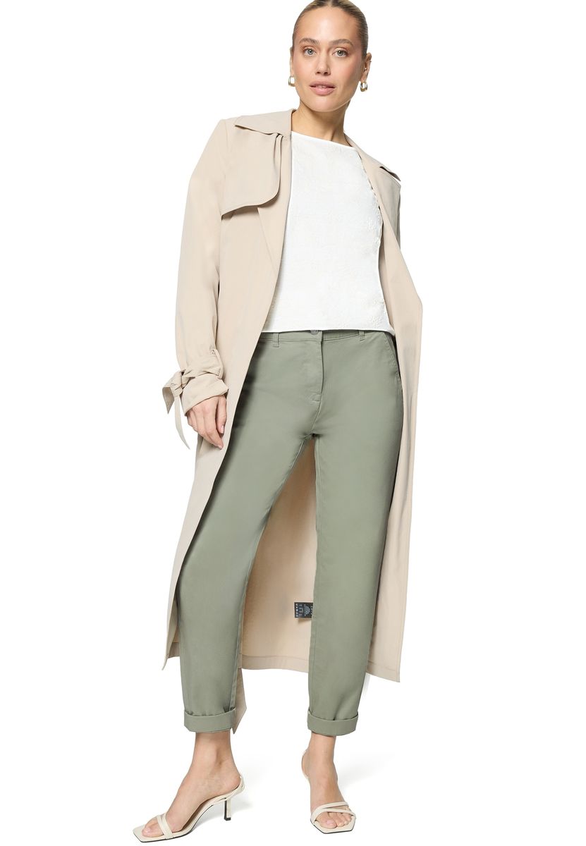 Zeitlose schmal geschnittene Chinohose