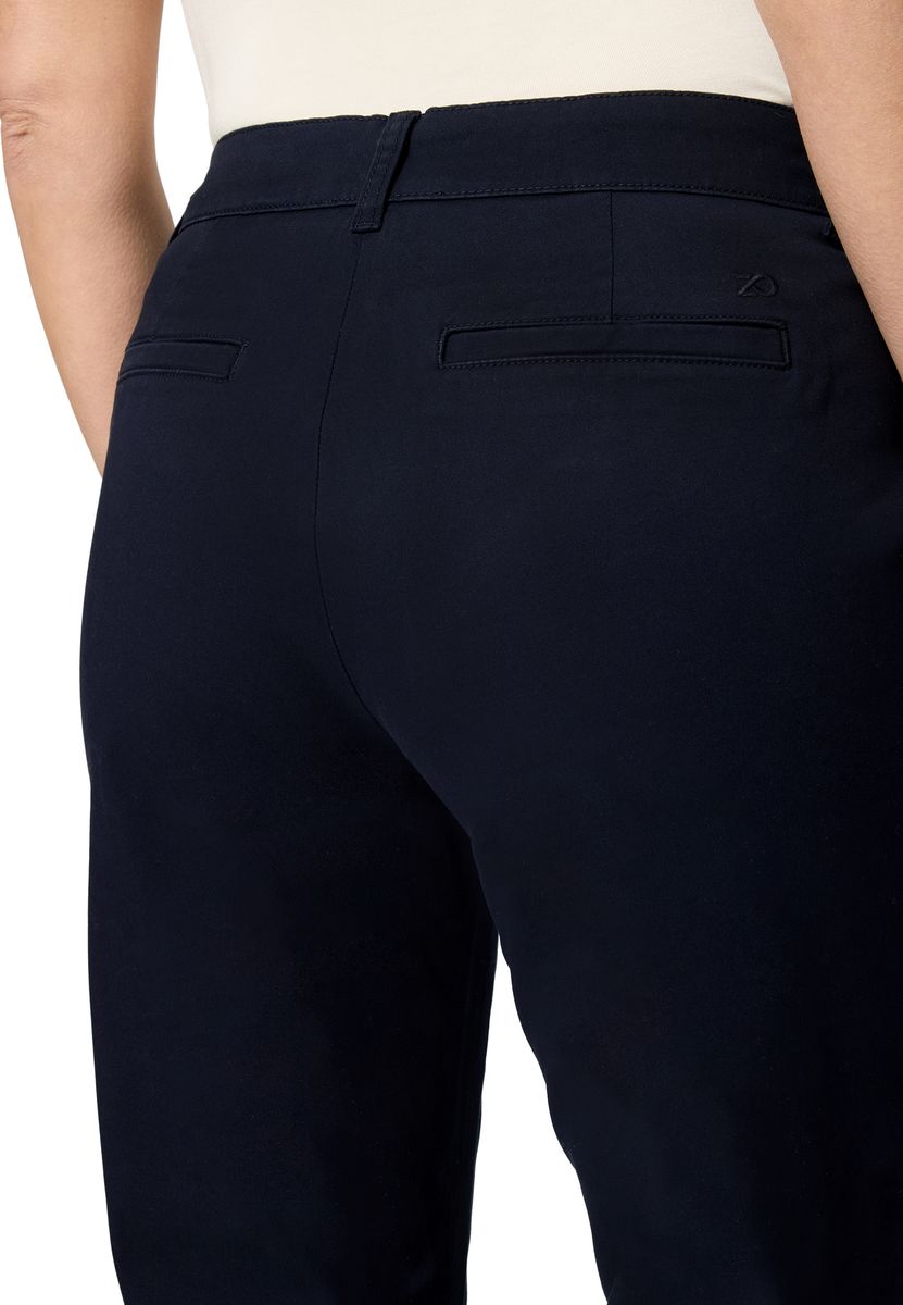 Schmal geschnittene Chino-Hose mit Umschlag