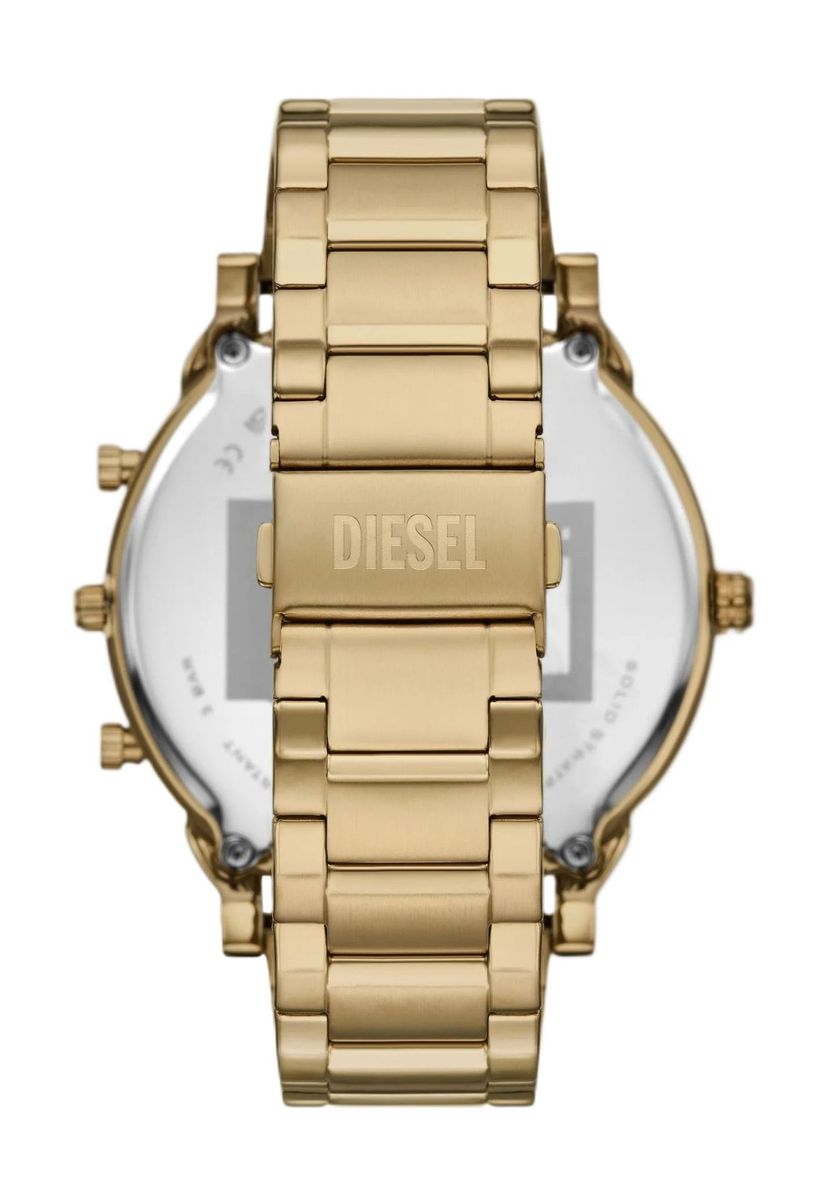 Goldfarbene Chronographenuhr mit mehreren Zeitzonen