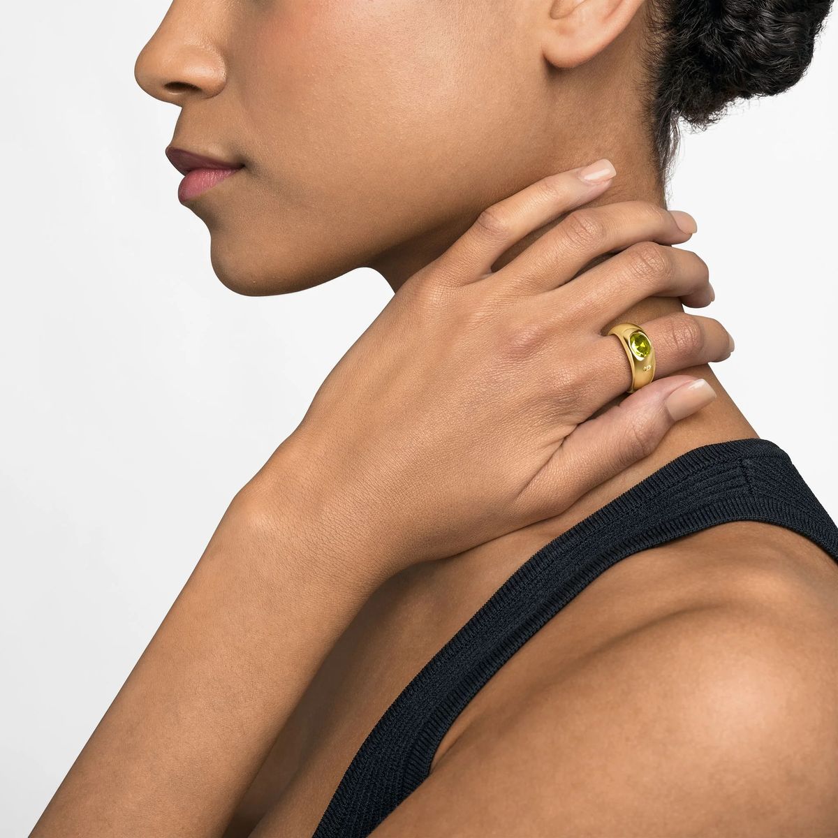 Goldfarbener Ring mit Peridot-Zirkonia