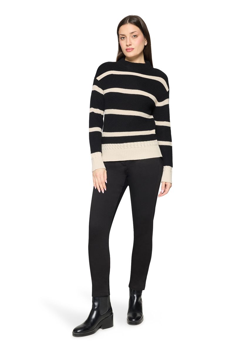 Gestreifter Pullover mit Stehkragen