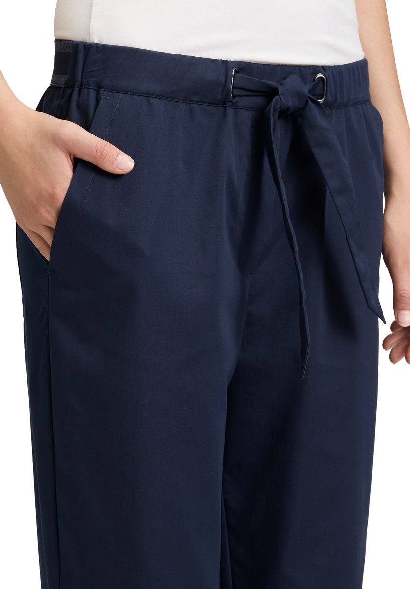 Gerade knöchellange Hose mit Bindeband