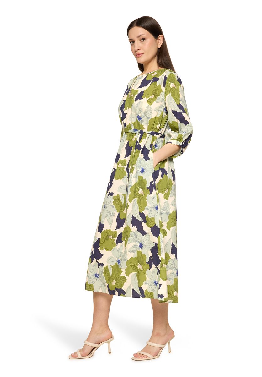 Blumenkleid mit Bindegürtel in Midi-Länge
