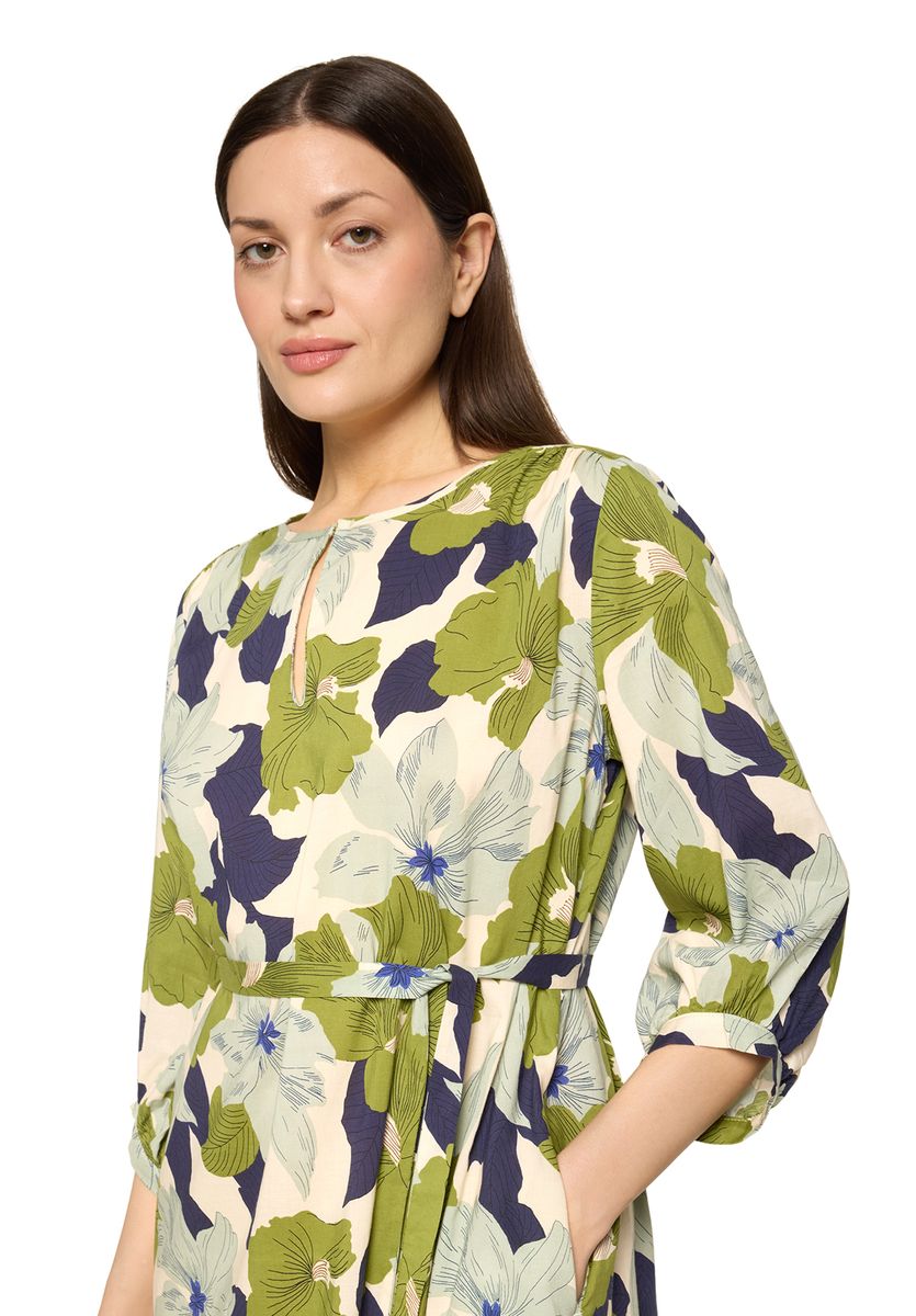 Blumenkleid mit Bindegürtel in Midi-Länge