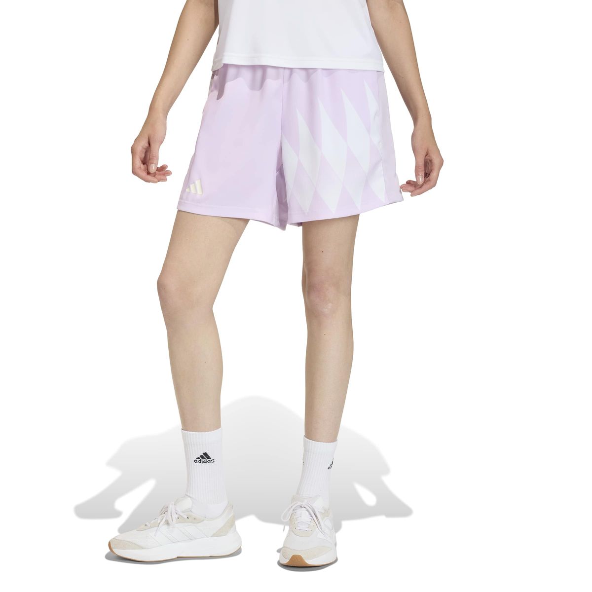 Sportliche Satinshorts mit geometrischem Muster