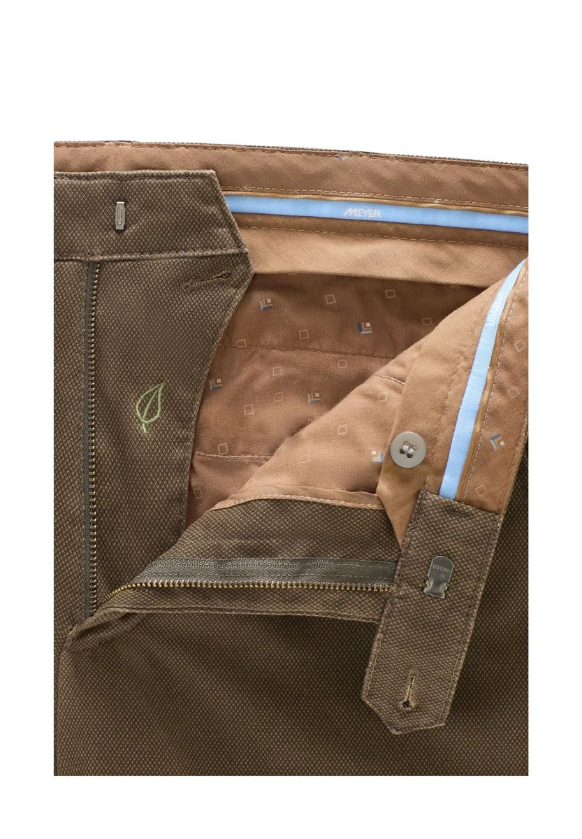 Schmal geschnittene Chino mit Struktur