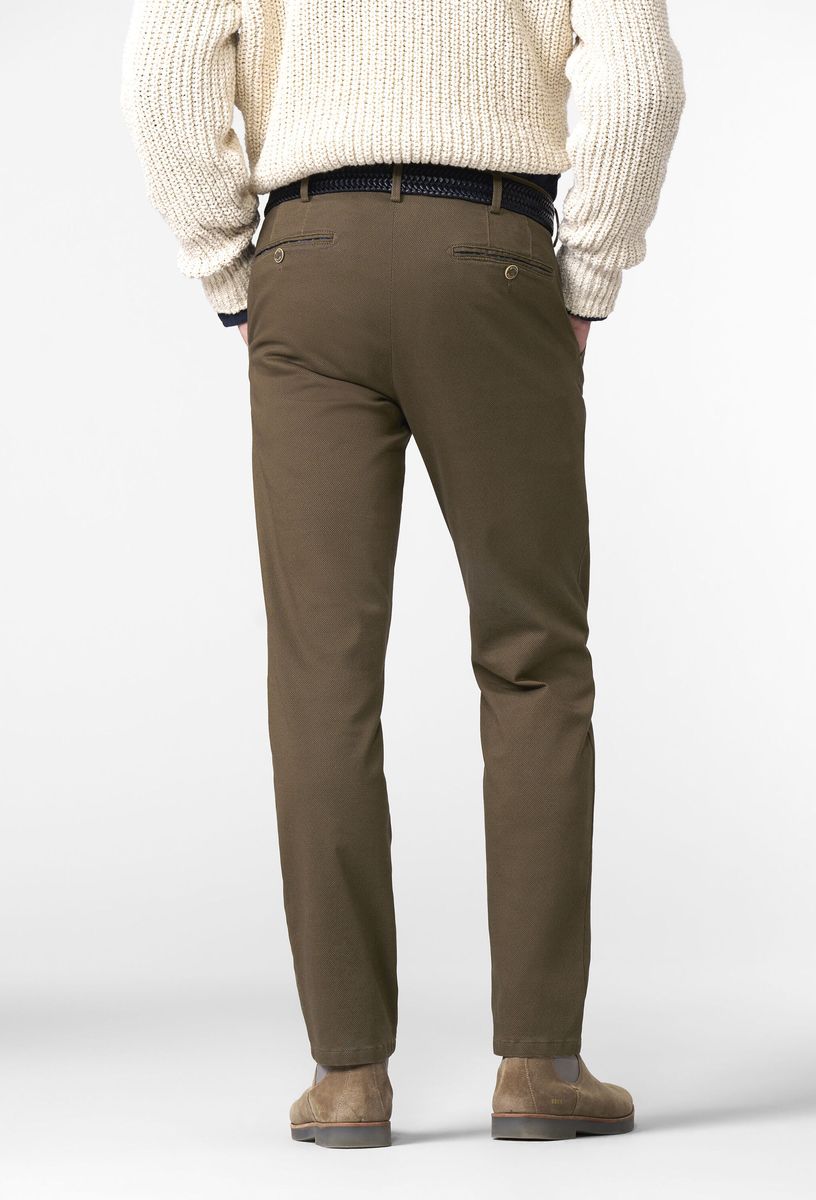 Schmal geschnittene Chino mit Struktur