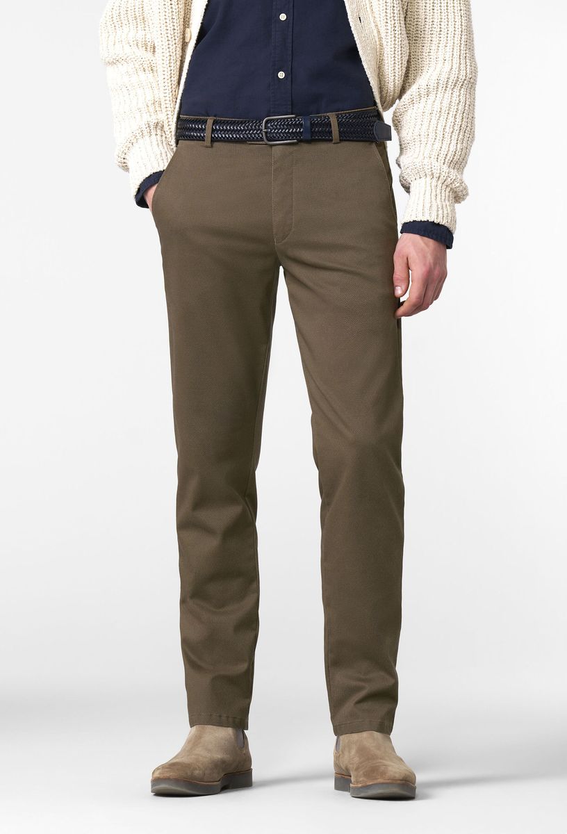 Schmal geschnittene Chino mit Struktur