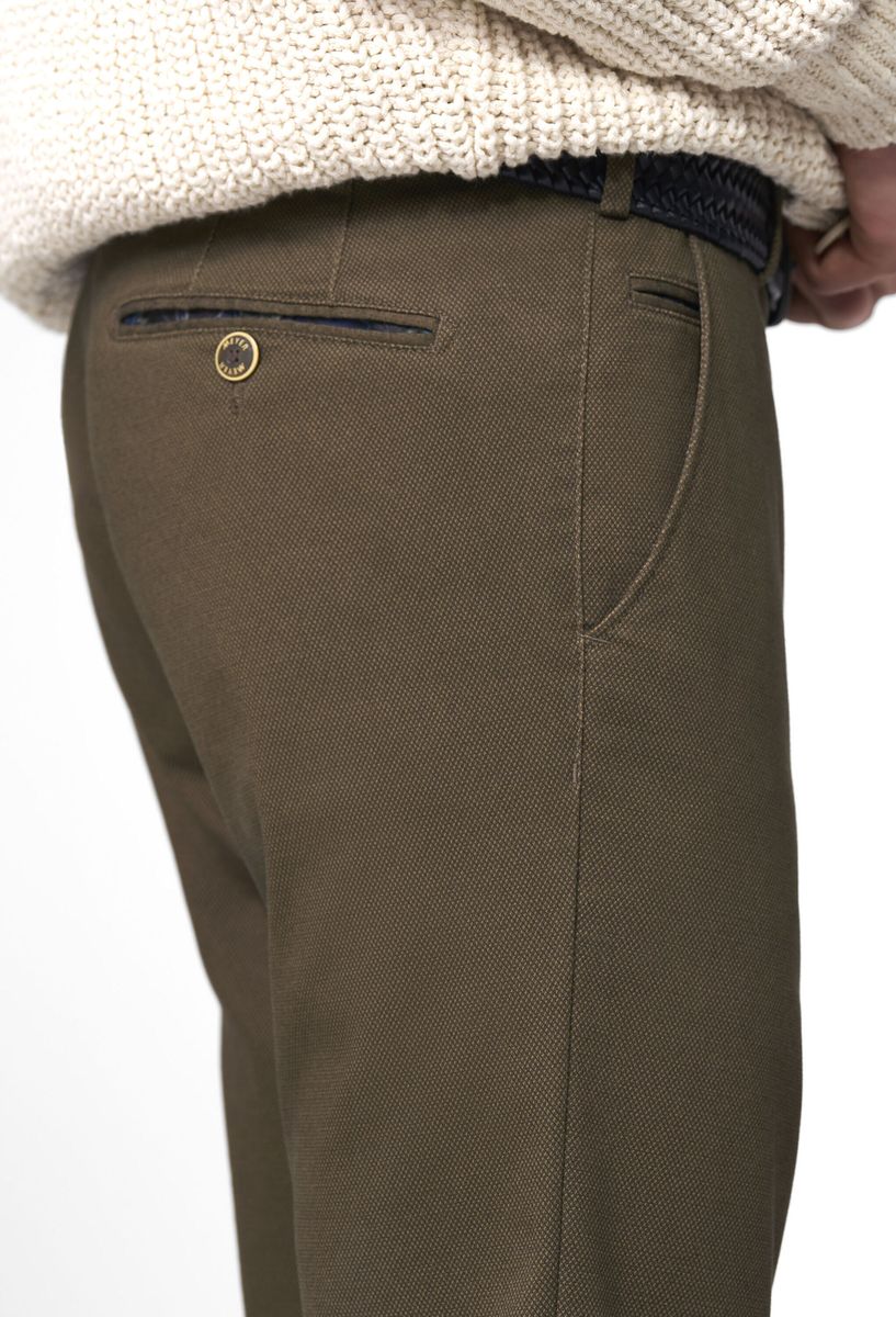 Schmal geschnittene Chino mit Struktur