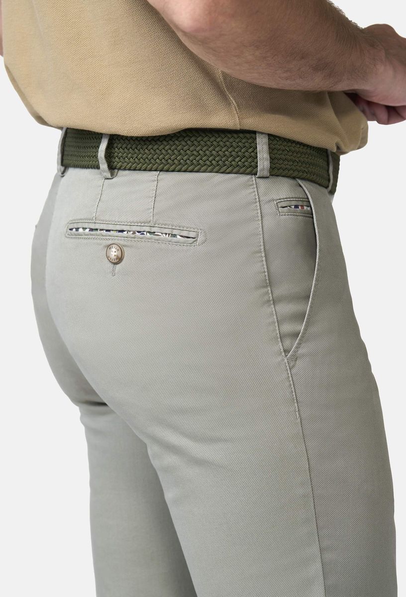 Modern-Fit Chinos mit Micro-Print