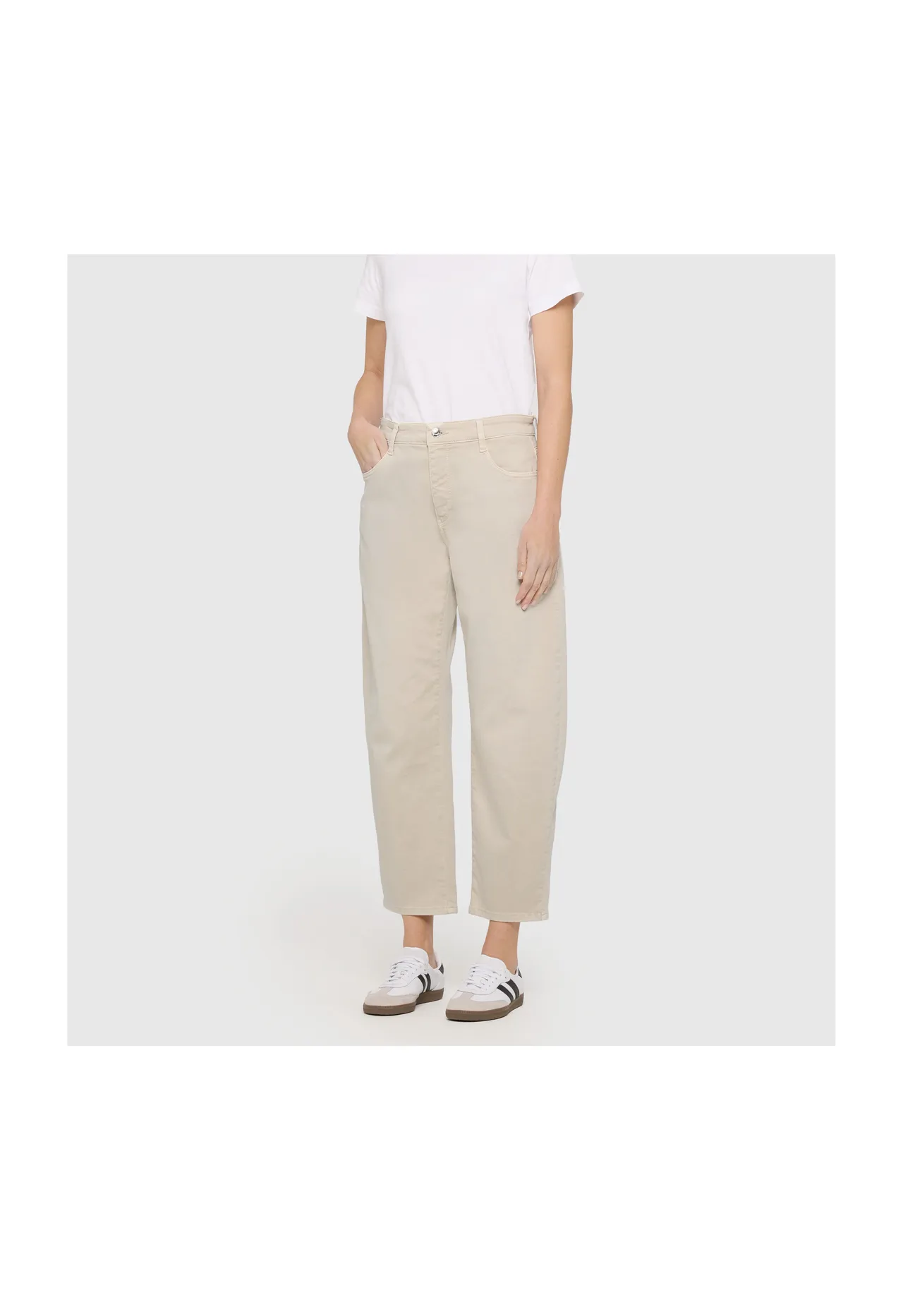 Knöchellange Tapered Leg Jeans