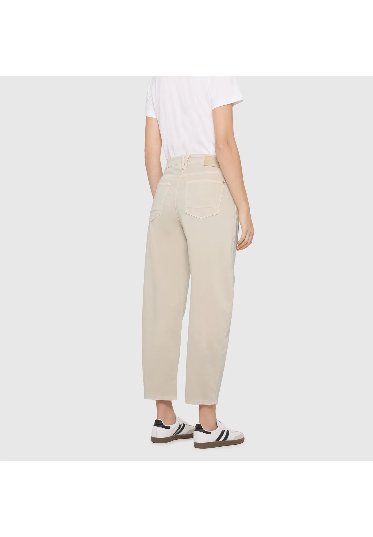 Knöchellange Tapered Leg Jeans