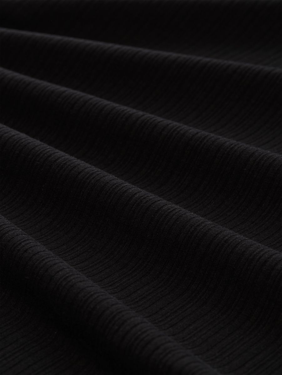 Geripptes Midikleid mit Schlitzen