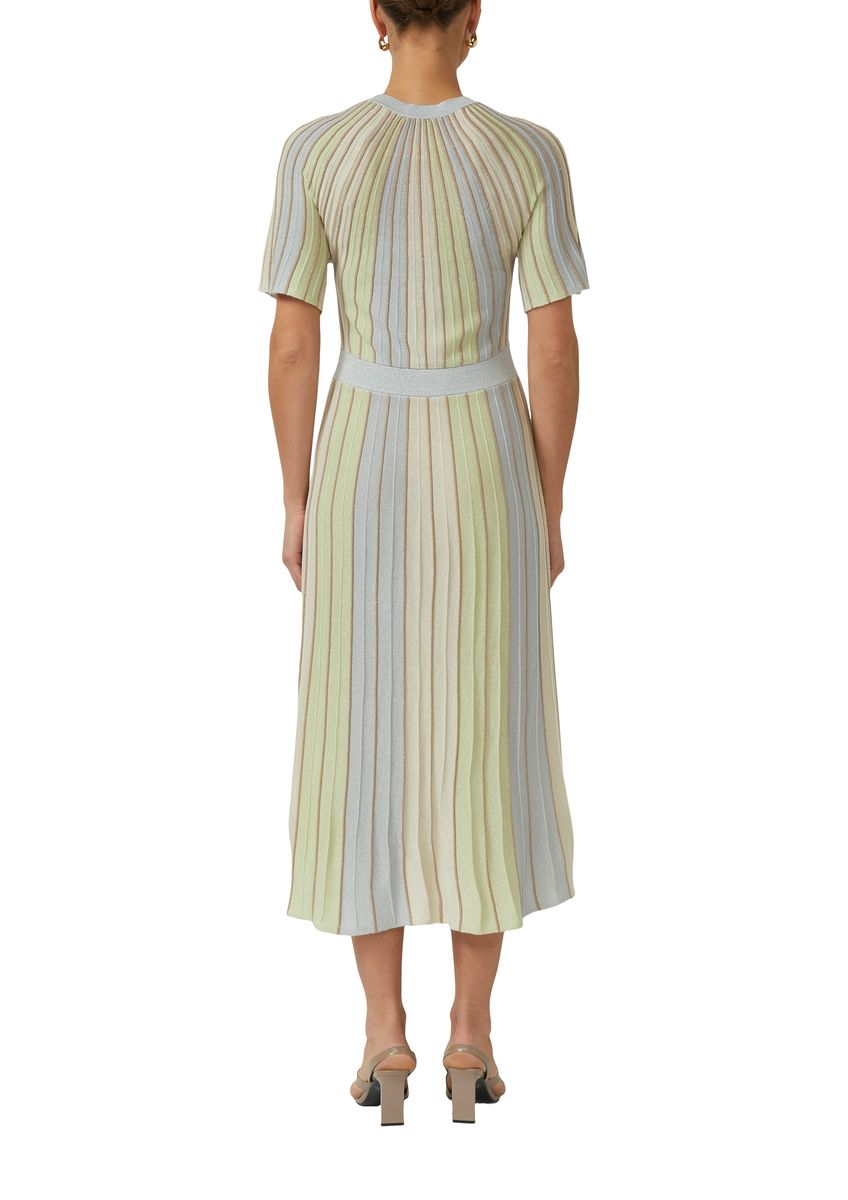 Schimmerndes gestreiftes Strick-Midikleid