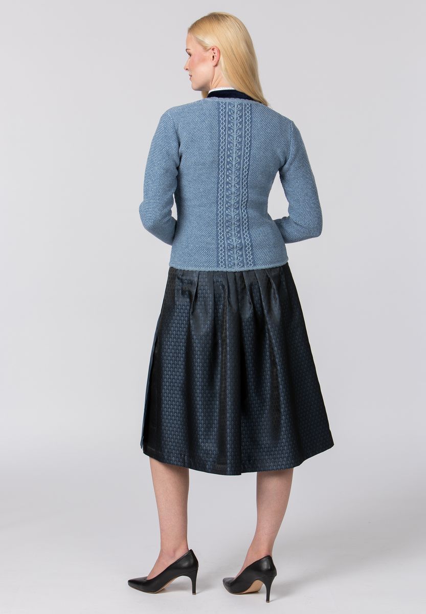 Traditionelle Strickjacke mit Zopfmuster
