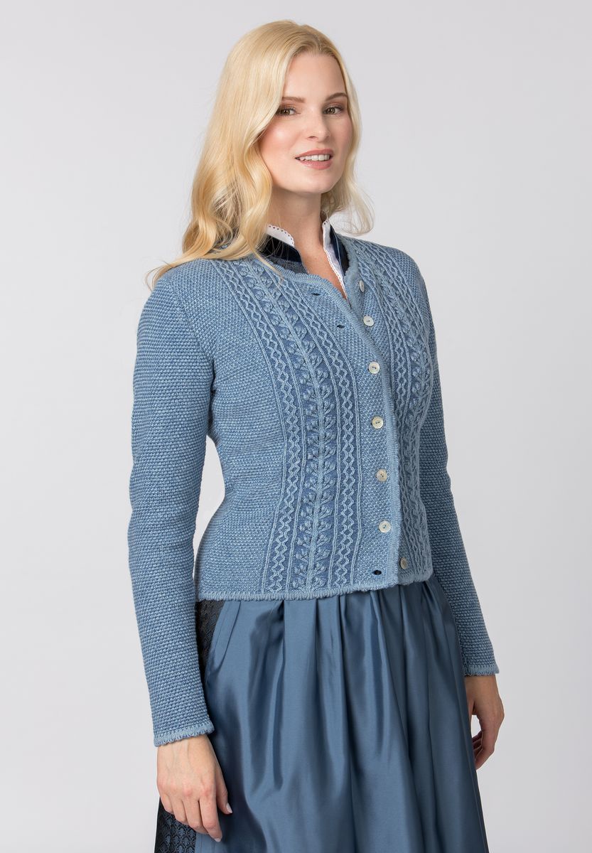 Traditionelle Strickjacke mit Zopfmuster