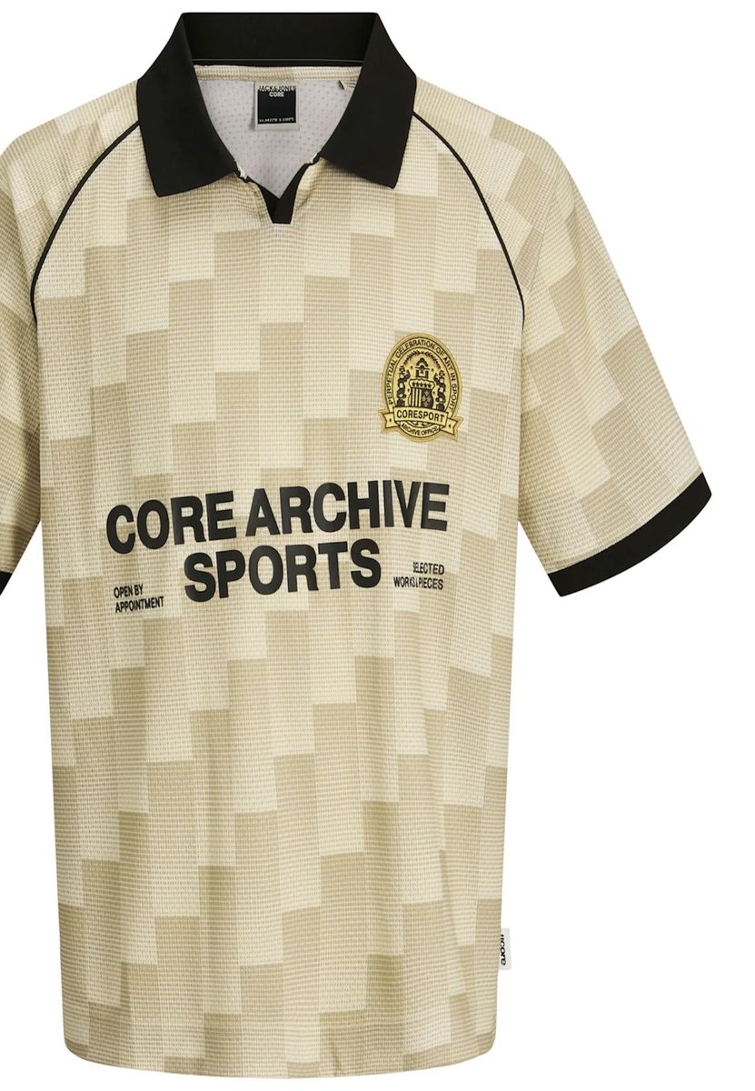 Geometrisches Fußball-inspiriertes Poloshirt