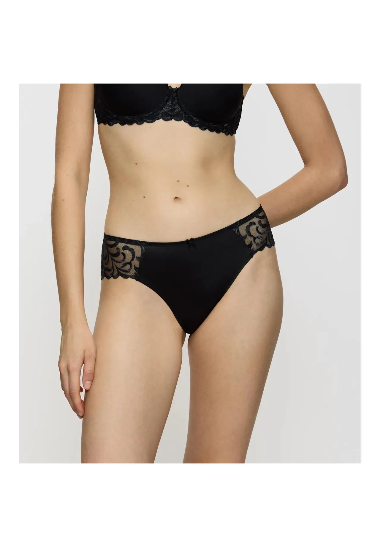 Eleganter Tai-Slip mit Spitzeneinsätzen