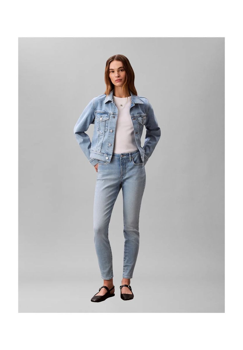 Klassische Jeansjacke im geraden Schnitt
