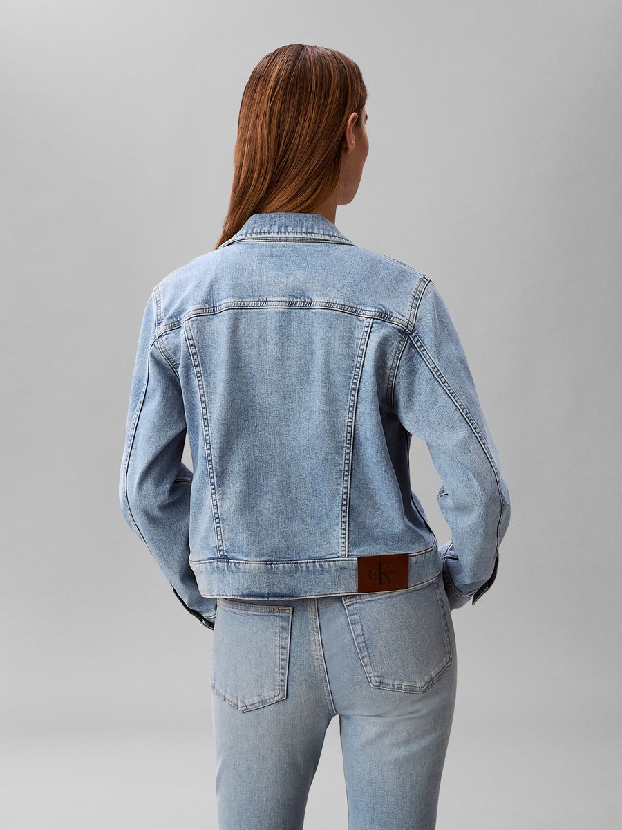 Klassische Jeansjacke im geraden Schnitt